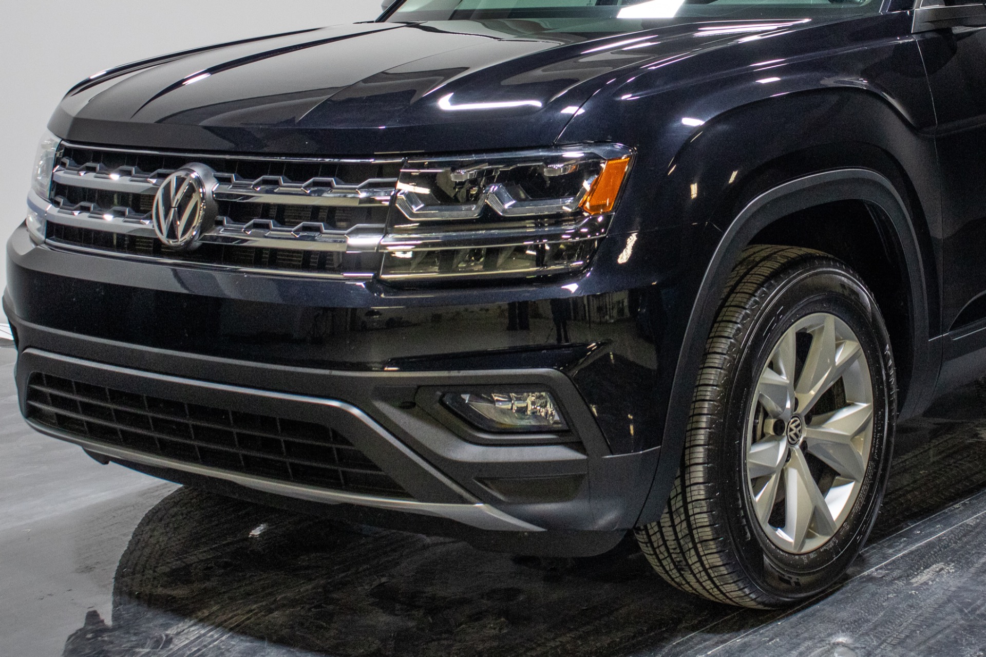 Used 2019 Volkswagen Atlas SE 4Motion w/Tech Pkg Sport Utility 4D for sale Sold at Perfect Auto Collection in Akron OH 44310 3