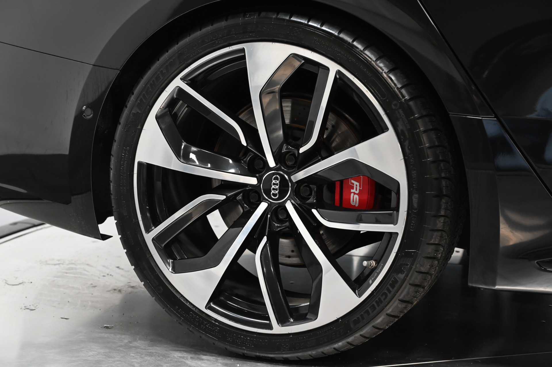 Hot Wheels Mega Real Racers Audi RS 6 Set