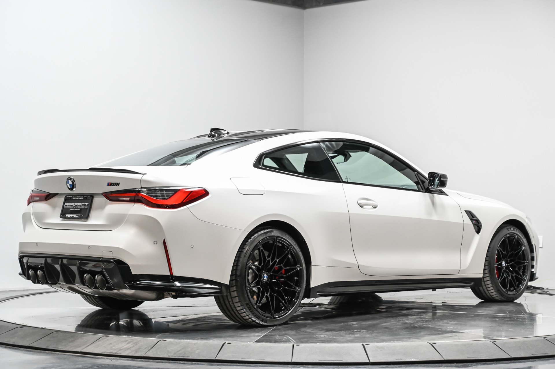 HEROページ　BMW　 F2X 　F3X 　Mステッチ　 新品 BMW M4 Competition x KITH