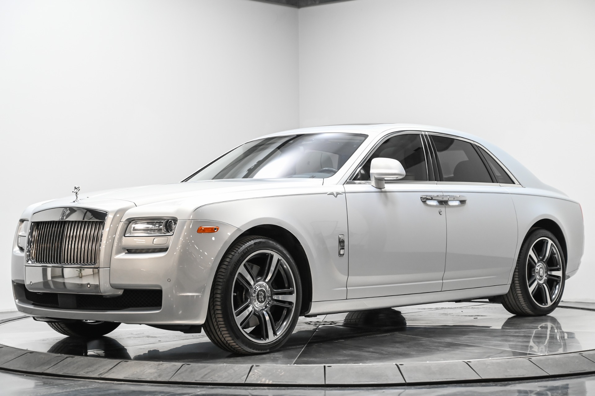 Rolls-Royce's New $300,000 Ghost Is Absolutely Loaded With Technology  [PHOTOS]