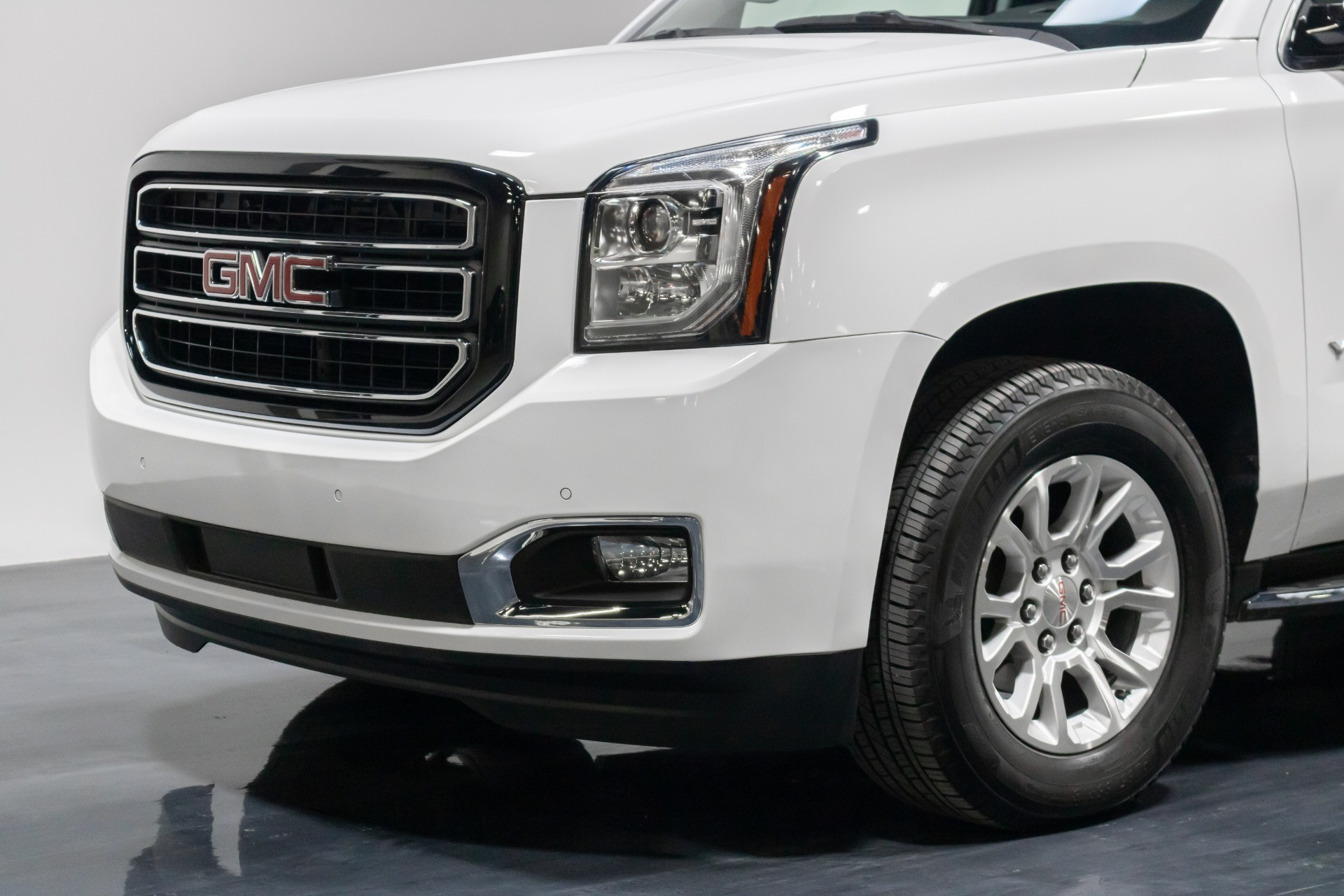 Used 2019 GMC Yukon XL SLT Sport Utility 4D for sale Sold at Perfect Auto Collection in Akron OH 44310 3