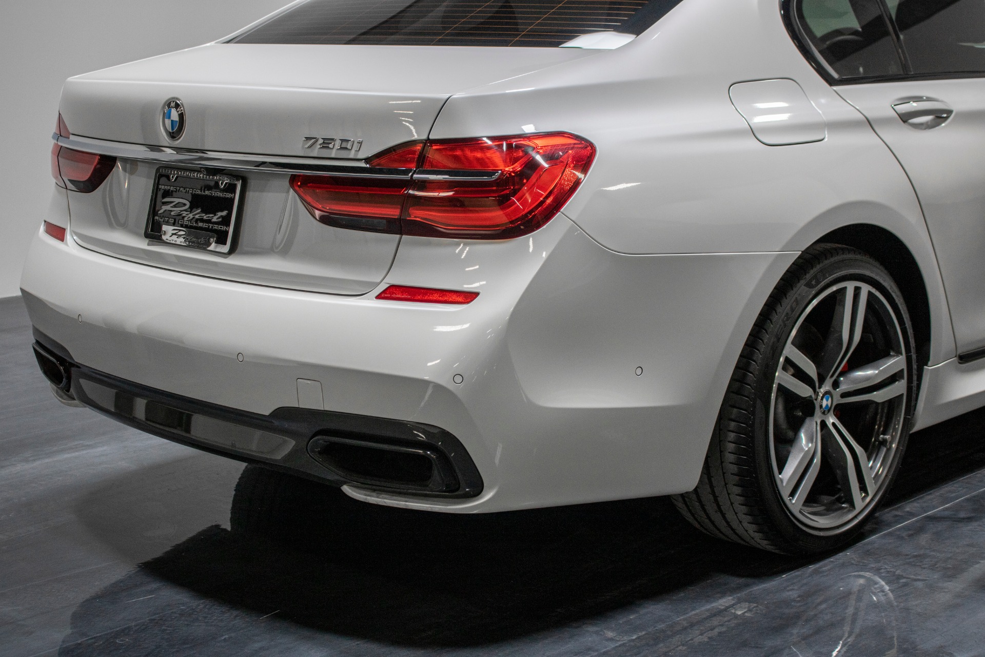 Used 2016 BMW 7 Series 750i xDrive Sedan 4D for sale Sold at Perfect Auto Collection in Akron OH 44310 4
